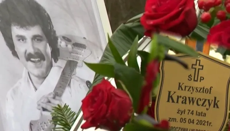 Znicze, pamiątkowe zdjęcia, podziękowania... Fani wciąż odwiedzają grób Krzysztofa Krawczyka