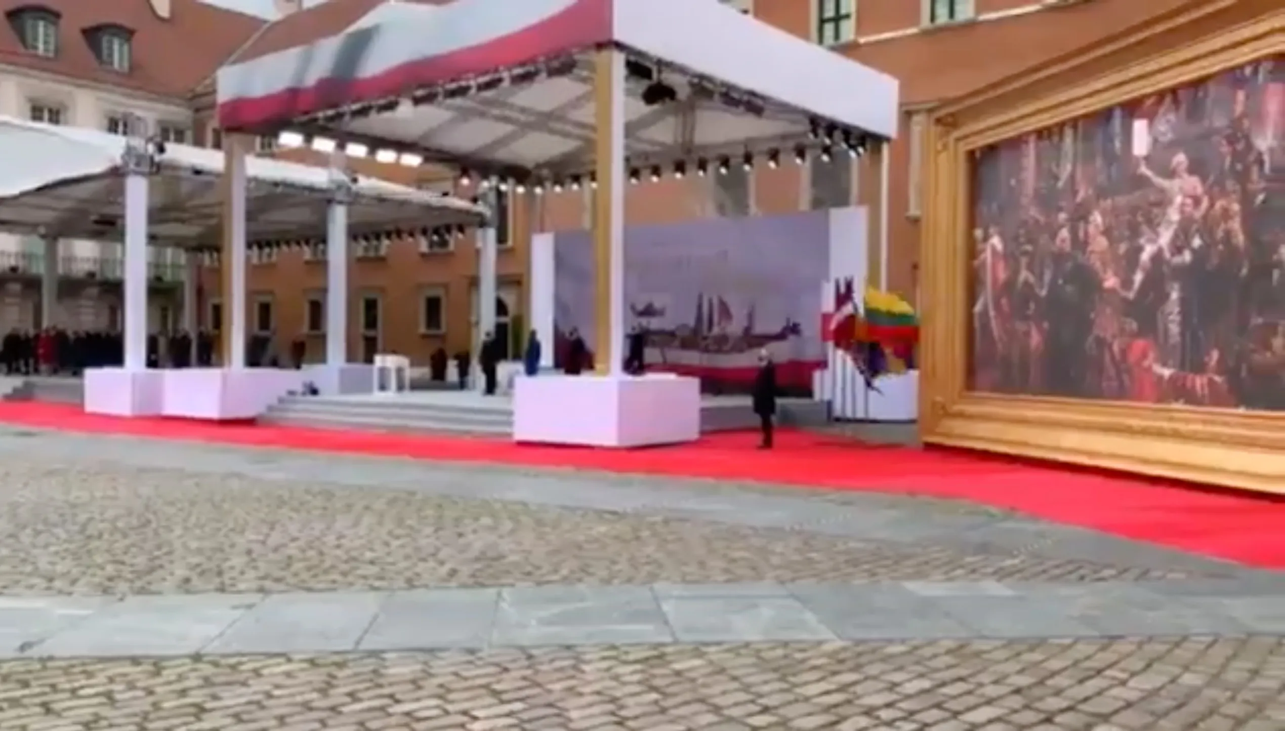 Uroczystości na dziedzińcu Zamku Królewskiego. Obecni przywódcy pięciu państw