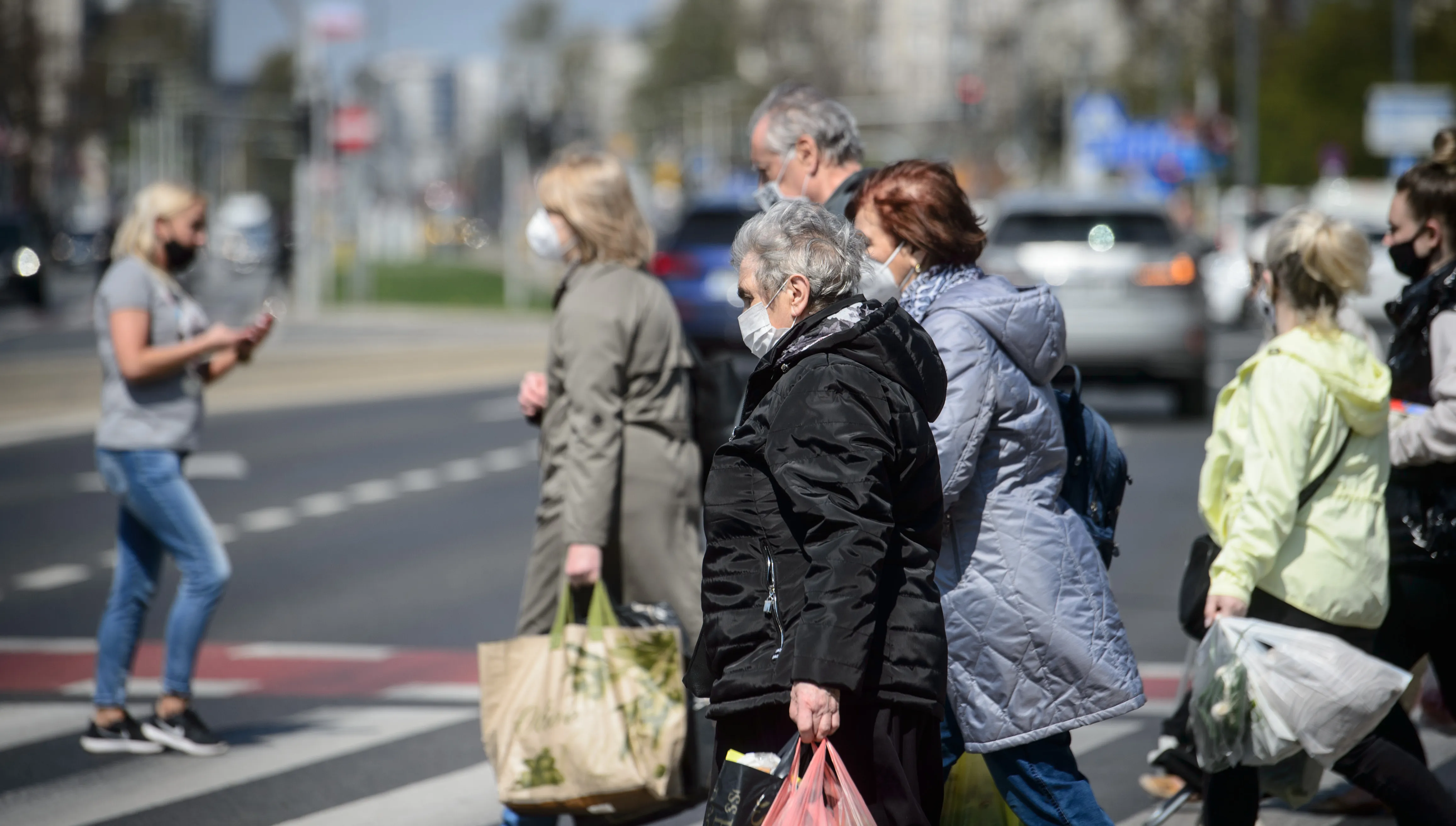 A jeśli liczba zakażeń będzie nadal spadać? "Możliwe przyśpieszenie luzowania obostrzeń"