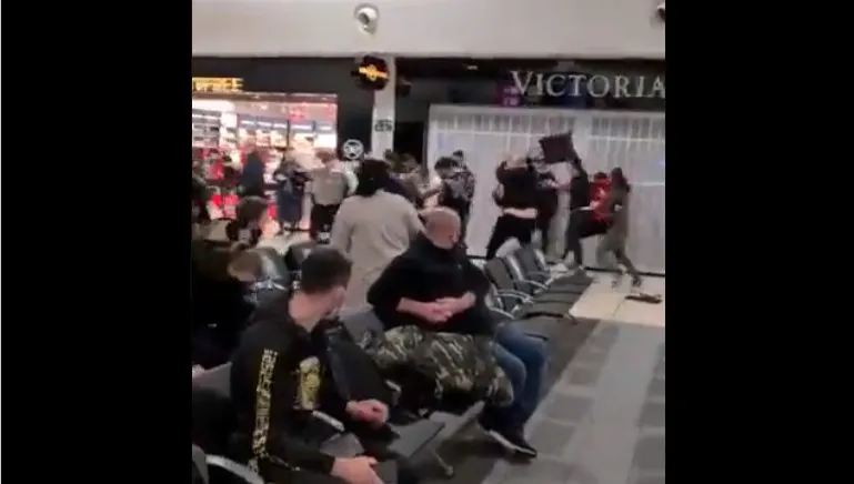 Wielka bójka na brytyjskim lotnisku. W ruch poszły walizki, są ranni. Niektórzy ciężko... WIDEO