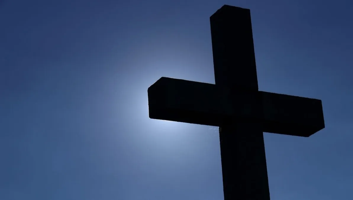 Francuska walka  z symbolami religijnymi. Spór o krzyż na... bramie cmentarza 