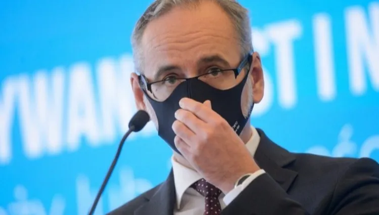 Niedzielski reaguje na agresywne zaczepki pod jego domem