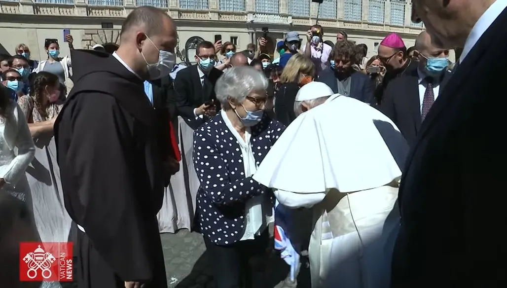 Niezwykły gest papieża Franciszka. Ucałował obozowy numer więźniarki Auschwitz