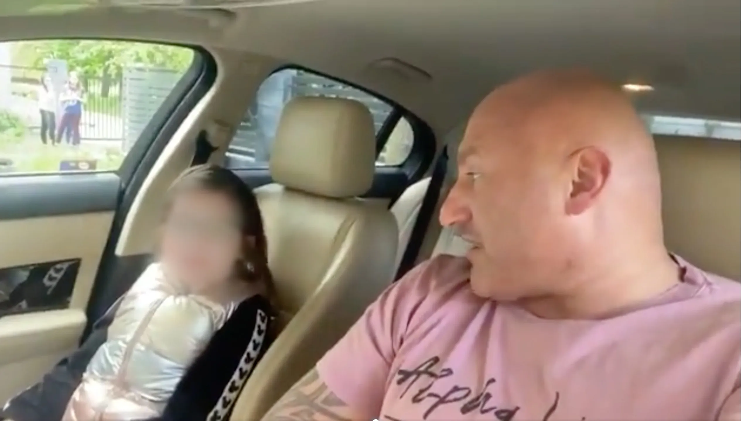 Najman wozi córkę bez pasów?! Media wpuszczone w maliny. Prowokacja? Jeśli tak - GENIALNA