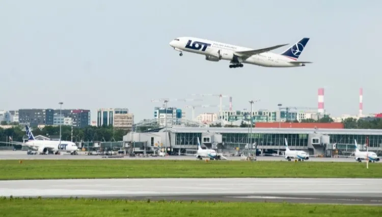 LOT: dotkliwe straty przez pandemię