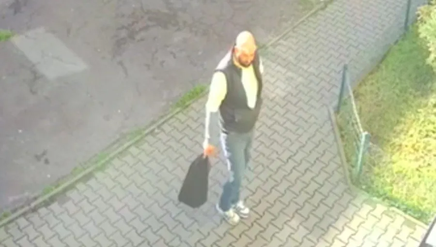 Widziałeś tego mężczyznę? Pomóż policji! To on okradł 90-letniego powstańca warszawskiego