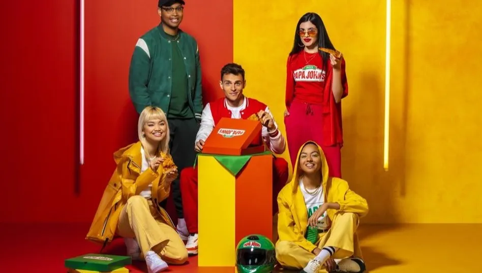 Nowa pizza i... wyjątkowy kostium dostawcy. Streetwear w niecodziennym wydaniu