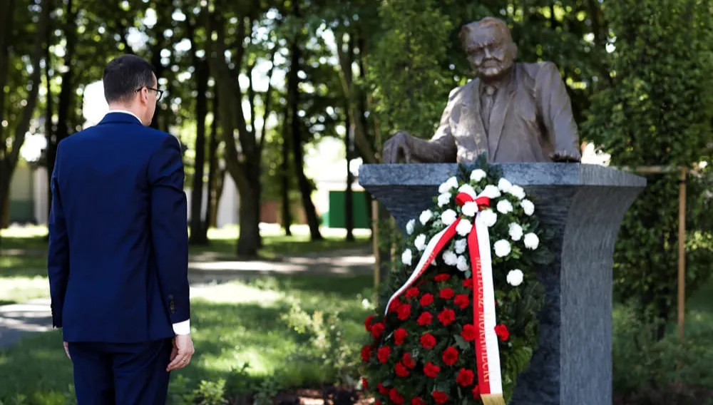 Premier złożył kwiaty przed pomnikiem J. Olszewskiego