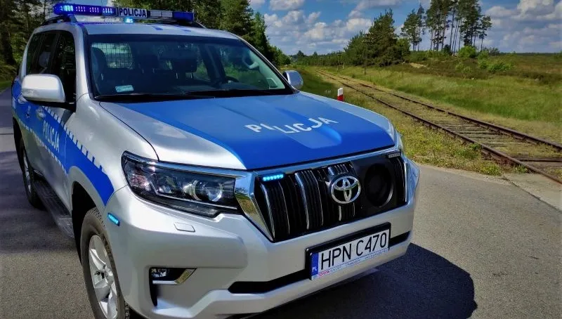 Układali kamienie na torach