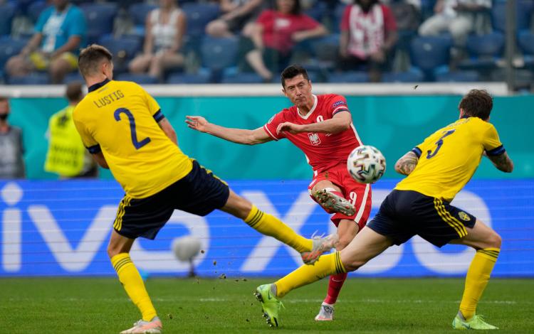Robert Lewandowski strzela pięknego gola dla Polski w meczu ze Szwecją na Euro 2020