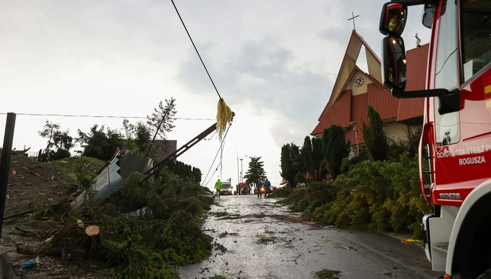 Grad, wichury i podtopienia. Strażacy interweniowali już ponad 2 tys. razy