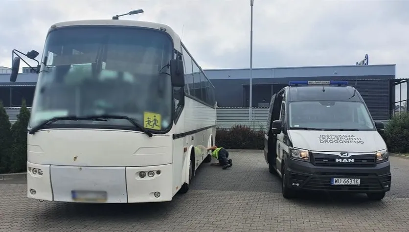 Autobus z wycieczką szkolną zatrzymany