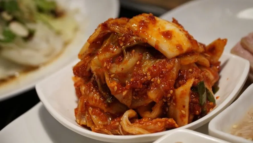 Koreańczycy bojkotują kimchi z Chin. Wyciekło nagranie, na którym brudną kapustę depcze... nagi mężczyzna
