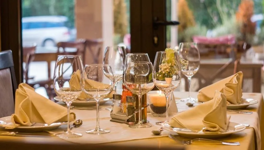 We francuskich restauracjach nie ma zostawiania resztek. Wchodzi w życie obowiązek proponowania tzw. doggy bag