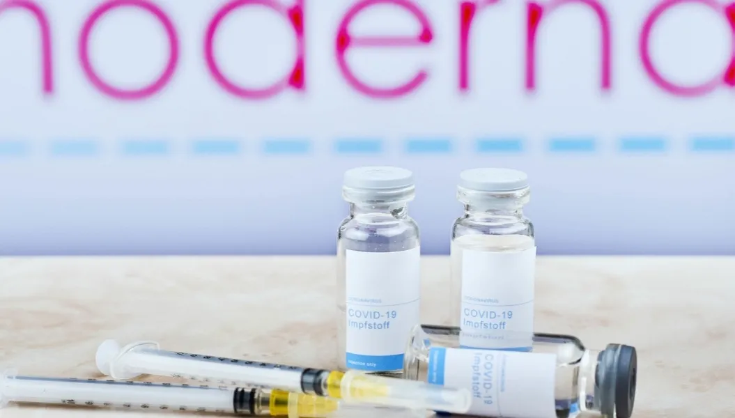 KE domówiła 150 mln dawek Moderny