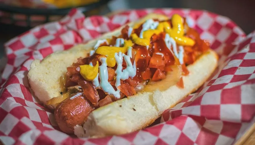 Zjadł 76 hot dogów w 10 minut - pobił swój własny rekord