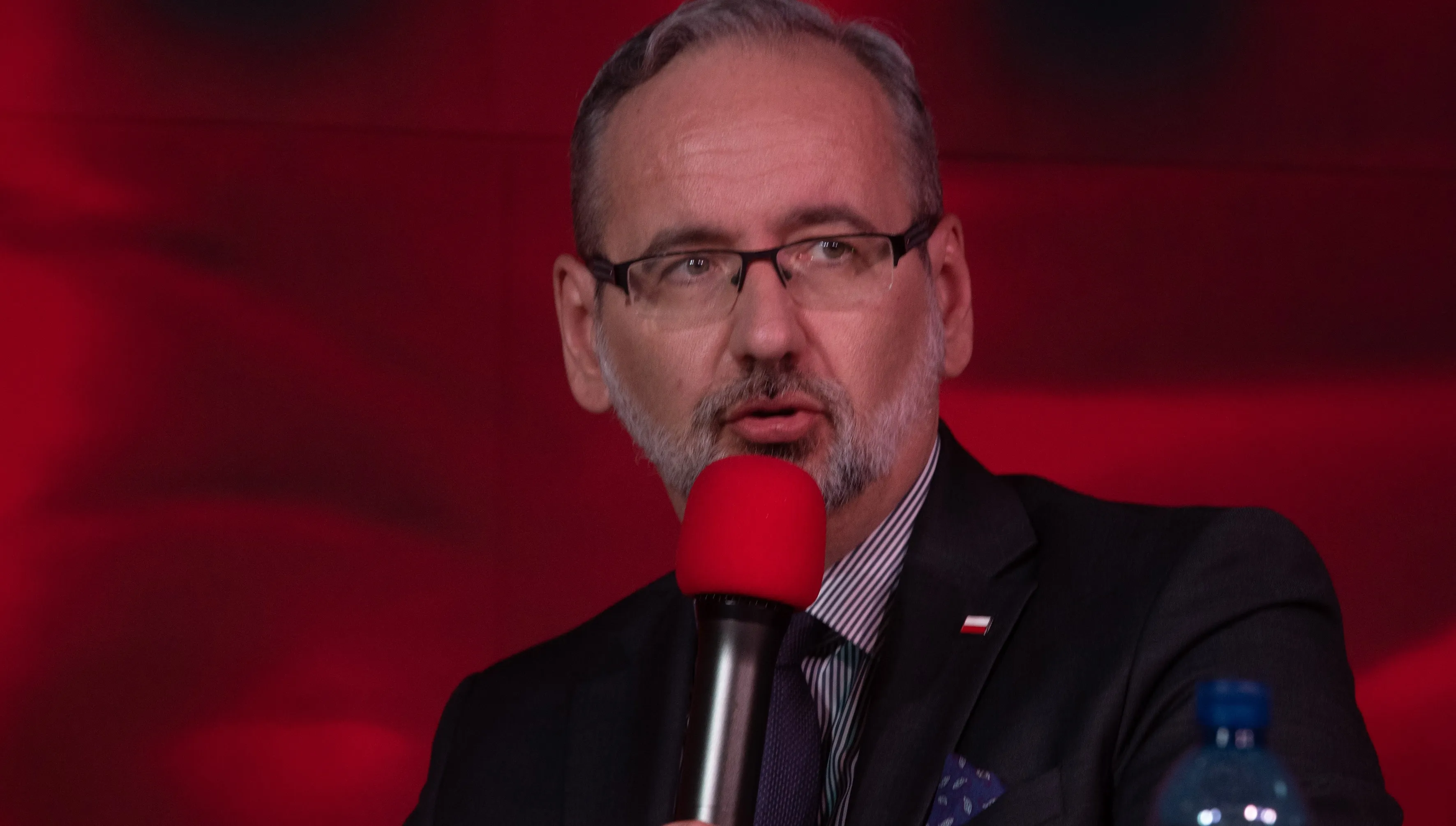 Liczba zakażeń przestała maleć. Minister Niedzielski apeluje o zaszczepienie się 