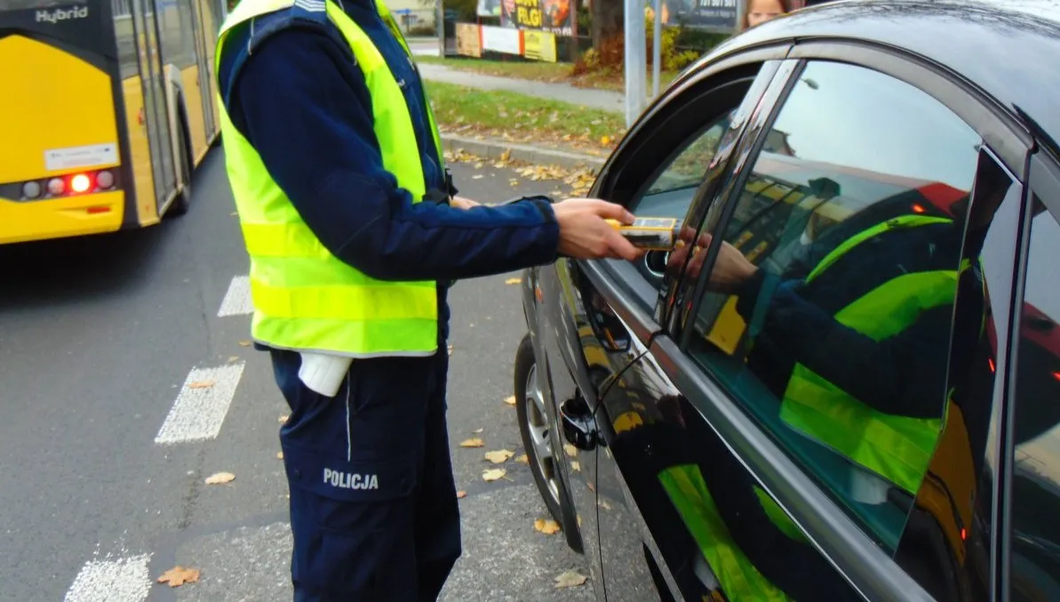 Miał 1,5 promila. Chciał dać policjantom po 2 tys. zł