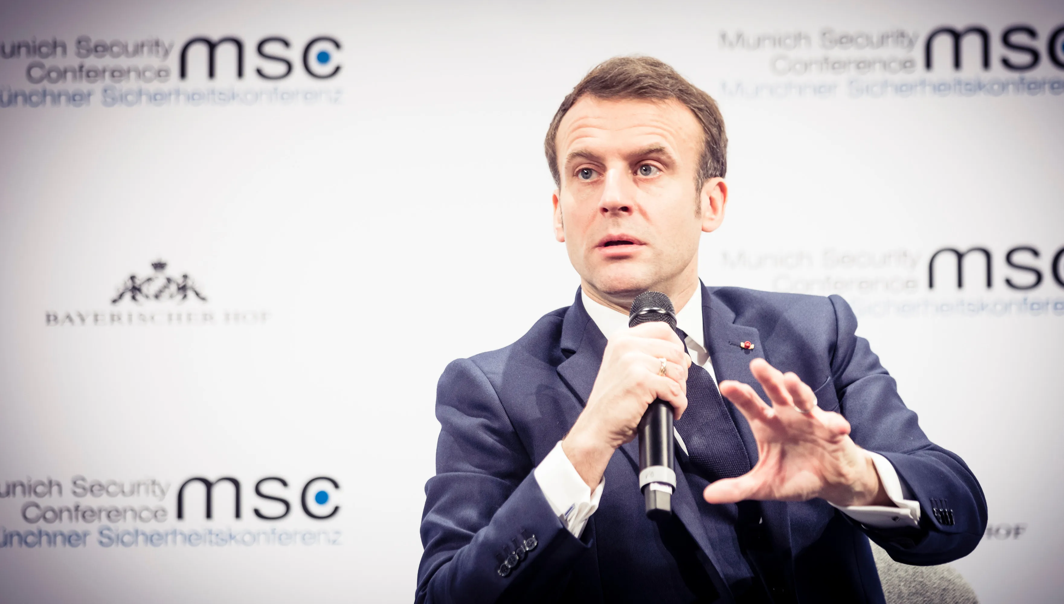 Macron przedstawiony jako Hitler. Prezydent Francji idzie do sądu