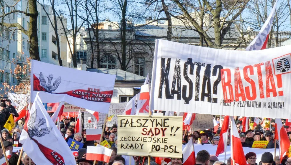 zdjęcie archiwalne z demonstracja pod Trybunalem Konstytucyjnym zorganizowana przez Kluby Gazety Polskiej w obronie reformy sadownictwa