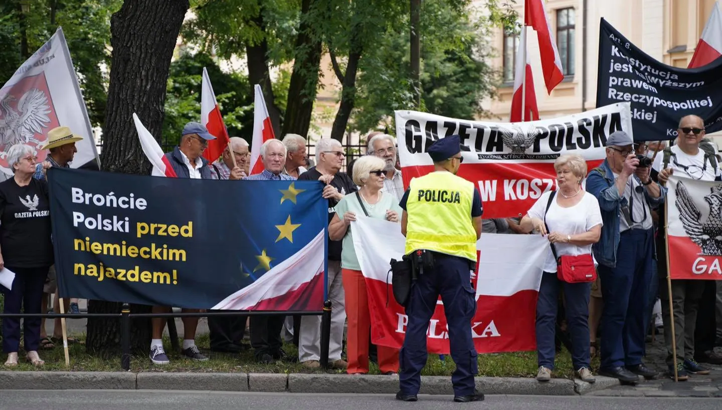 Manifestacja przed siedzibą Trybunału Konstytucyjnego w Warszawie