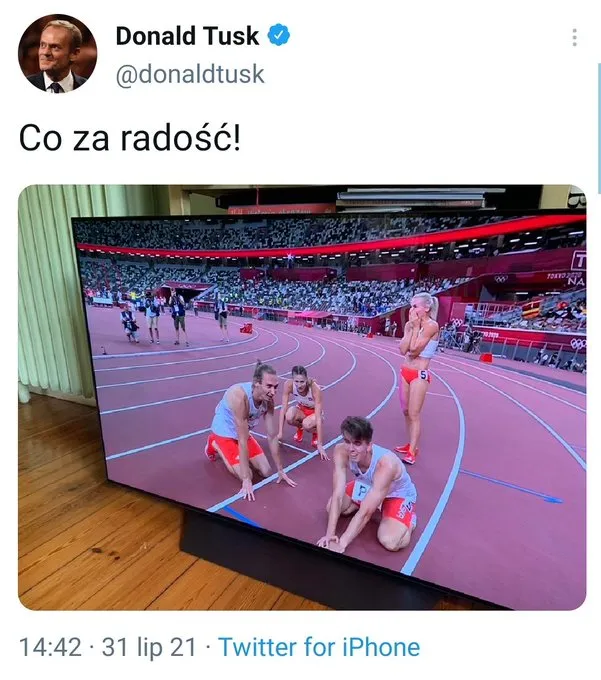 Donek cieszący się z oglądania TVP