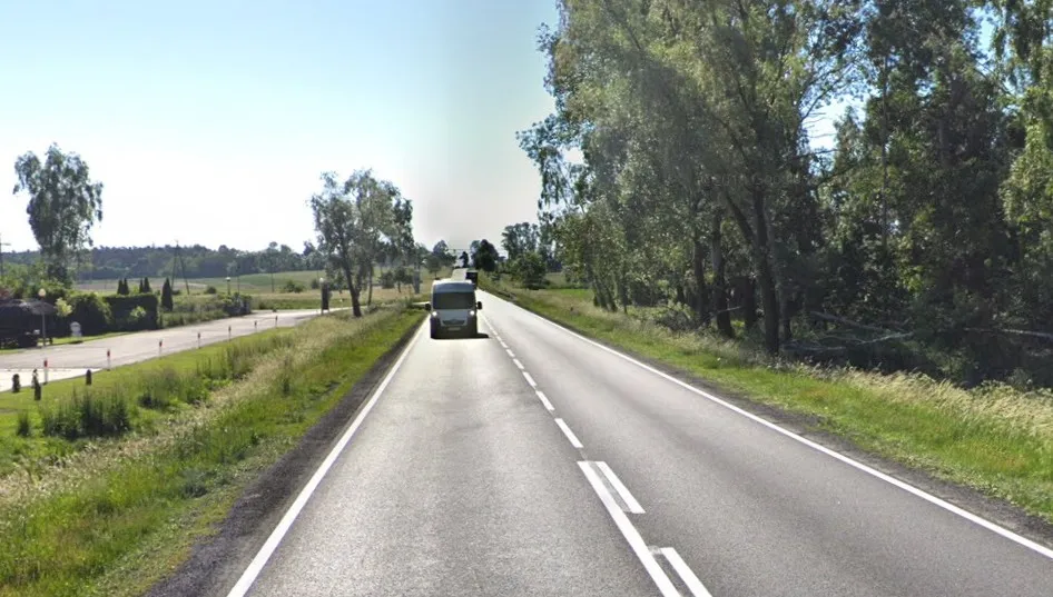 Czołowe zderzenie busa z samochodem osobowym