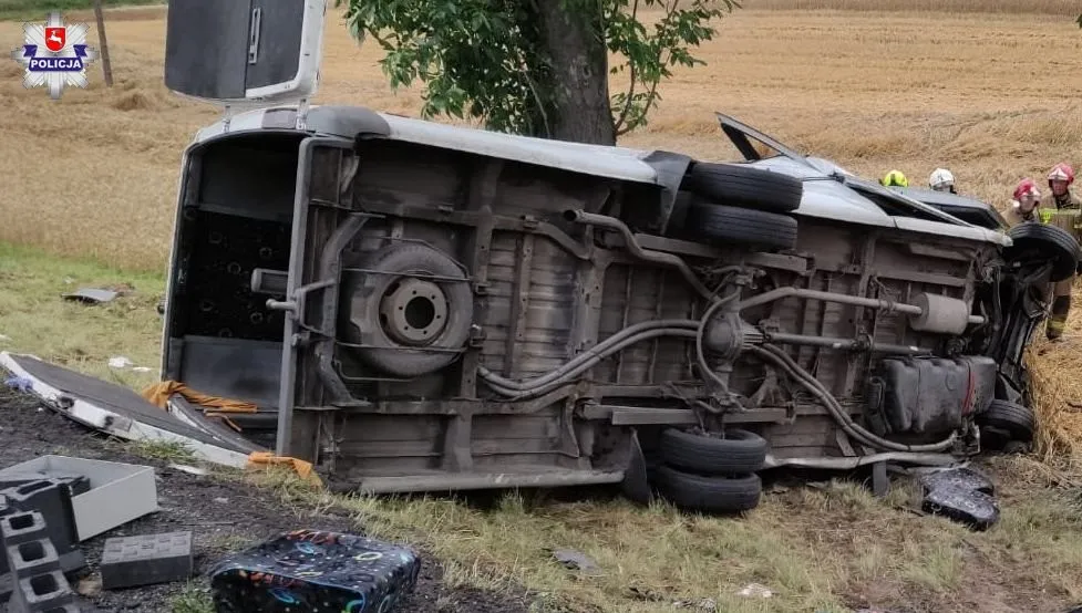 Ciężarówka wyprzedzała auto - dwie osoby nie żyją
