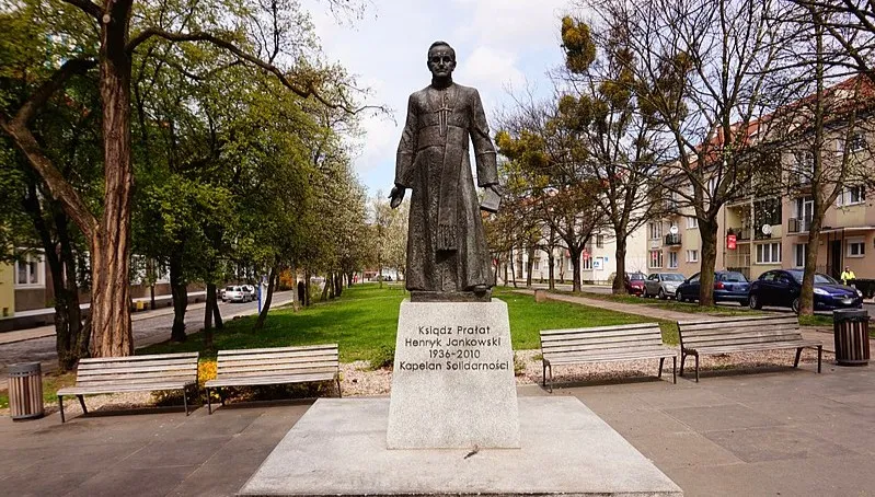 Przewrócenie pomnika ks. Jankowskiego. "Czuję się pokrzywdzony"