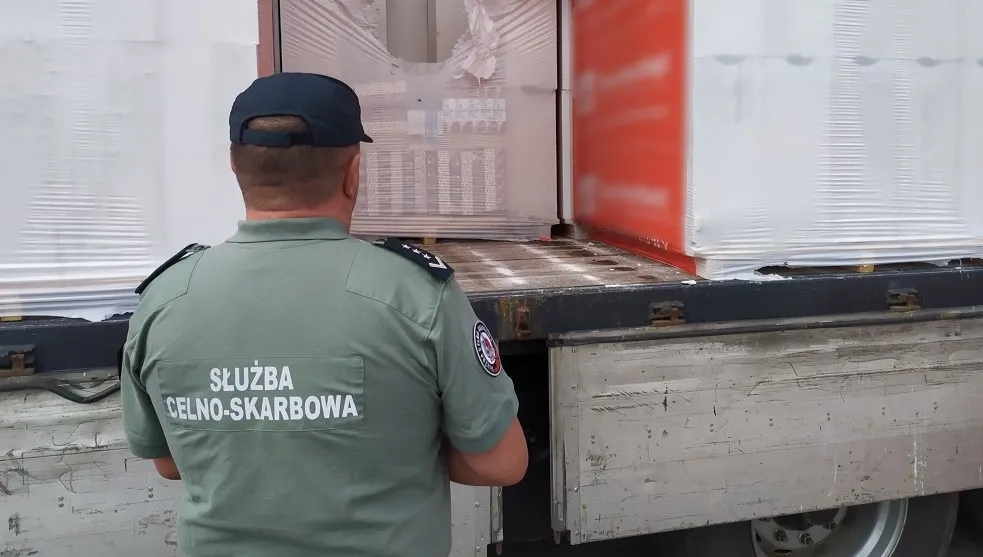 Papierosy w ładunku betonowych bloczków