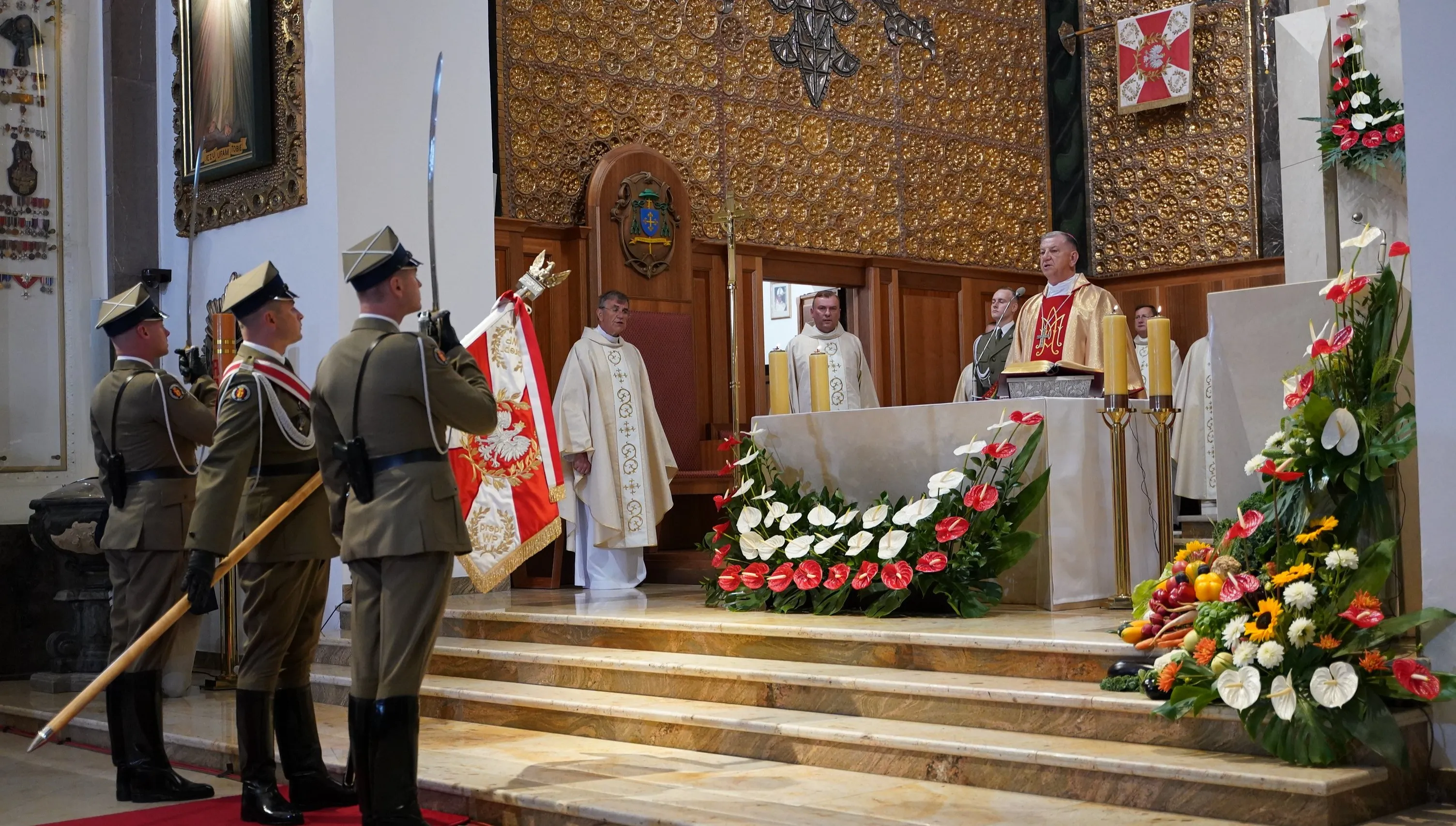 Abp Guzdek: Wspólnoty parafialne powinny być miejscem posługi myślenia