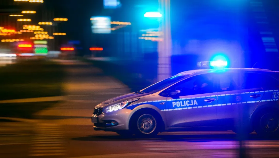 Nagi mężczyzna skakał po samochodach