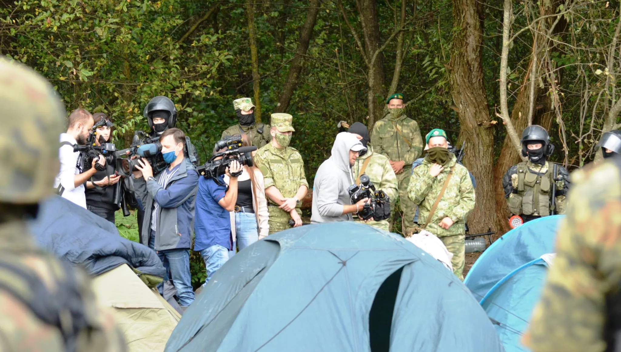Na Białoruś dostali się legalnie, z wizami turystycznymi. Idąc do Polski dokumentów już nie mają