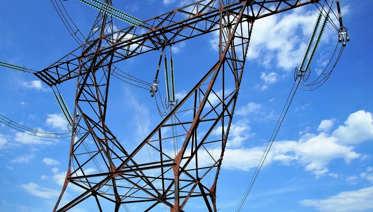 14-latek wspiął się na słup energetyczny wysokiego napięcia. Poraził go prąd