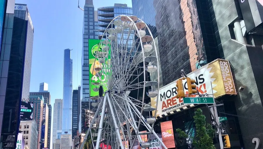 Nowojorczycy i turyści mają nową rozrywkę. Na Times Square stanął diabelski młyn 