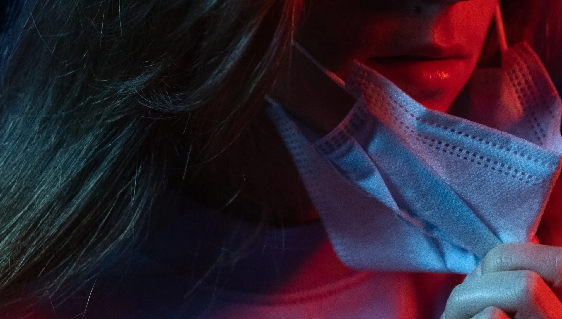 Co się dzieje z maseczkami, gdy kaszlemy? Algorytm odnalazł przełomowe badania naukowców z Polski!