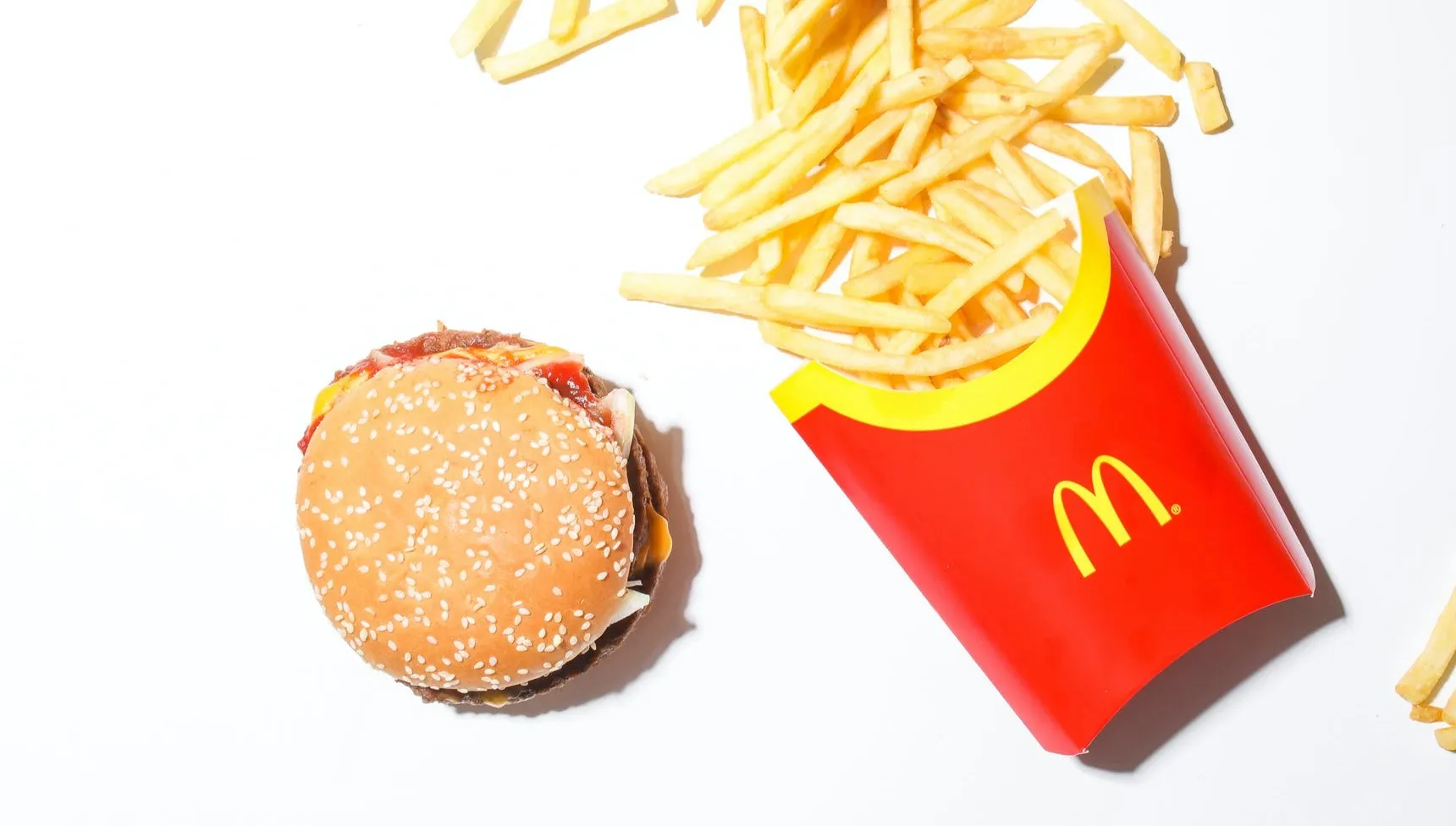 Skandal w węgierskim McDonald’s. Pracownicy... wycierali ser o podeszwę buta. Wszystko nagrali