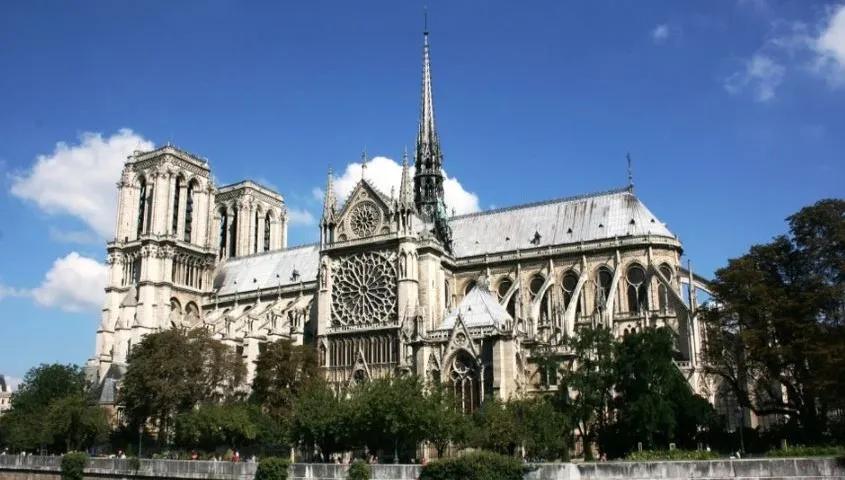 Turyści mogą oglądać odbudowę Notre Dame. Otwarto "wioskę rzemieślników"