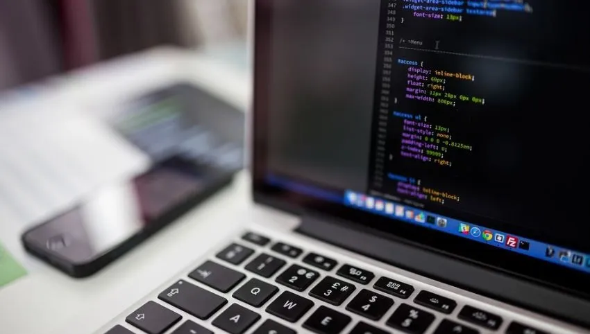 Przez oszusta internetowego straciła 30 tys. zł