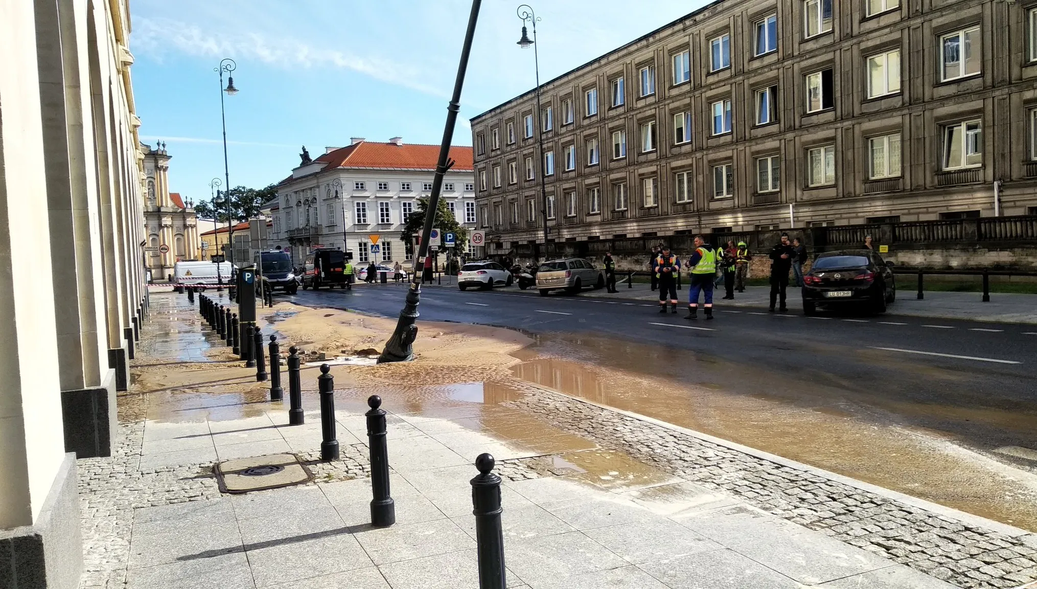 Awaria w Warszawie. Woda zalała Krakowskie Przedmieście