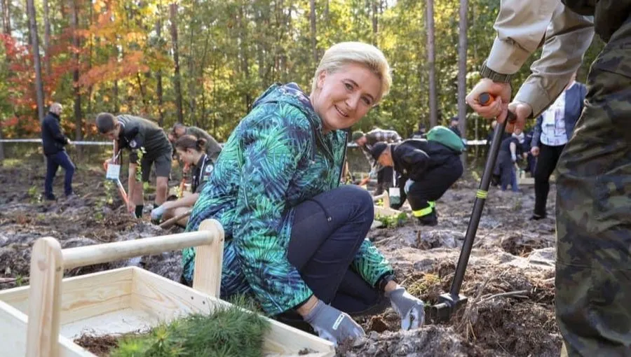 Sosna, buk, dąb, jarząb pospolity... Pierwsza Dama o akcji #SadziMY: Szczególnie ważna