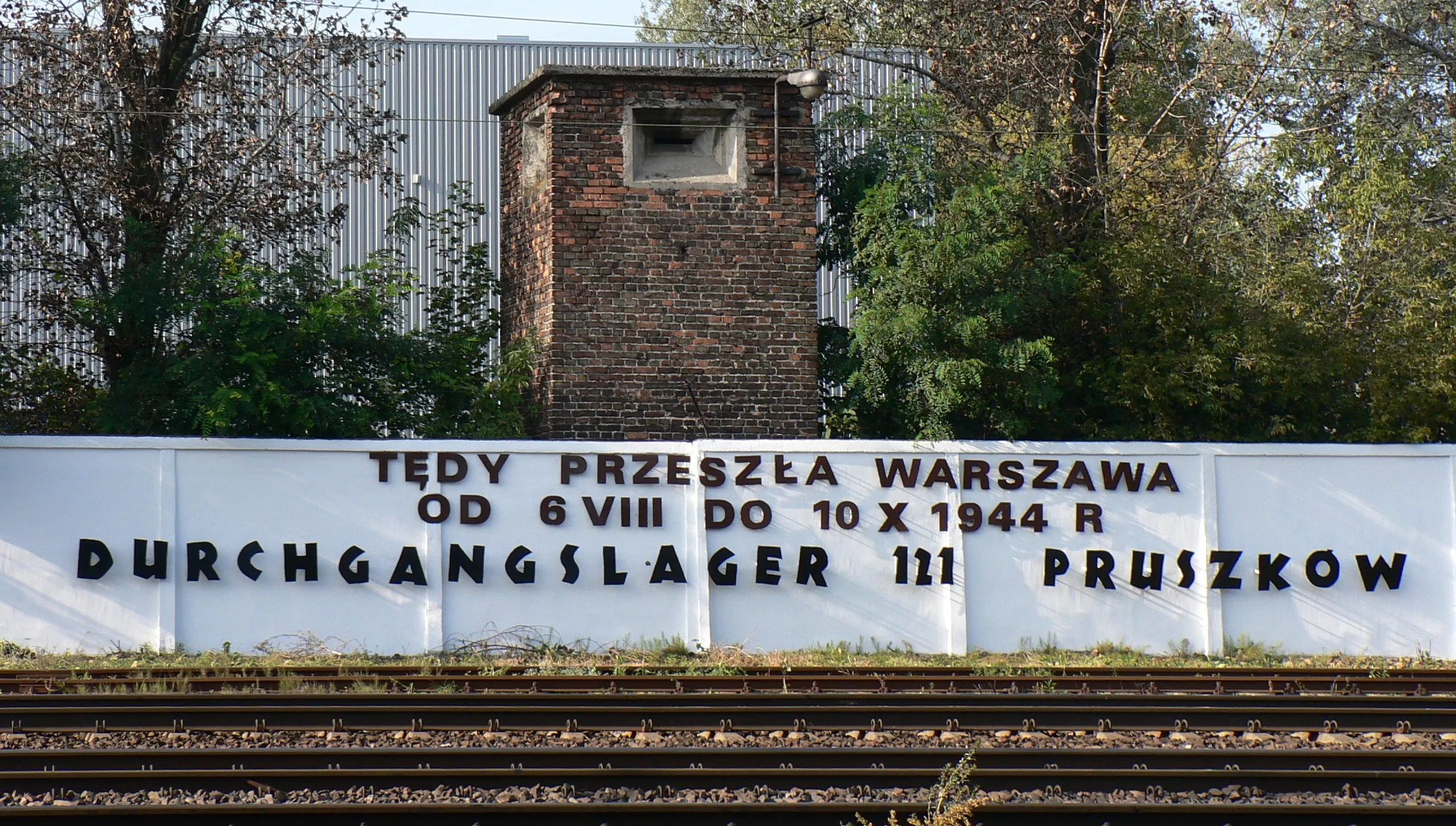 "Zostawili za sobą całe życie".  Dzień Pamięci Więźniów Obozu Dulag 121. Premier: "nie wiedzieli, jaki czeka ich los"