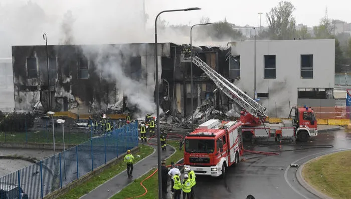 Prywatny samolot leciał z Mediolanu na Sardynię, uderzył w budynek. Wszyscy pasażerowie nie żyją