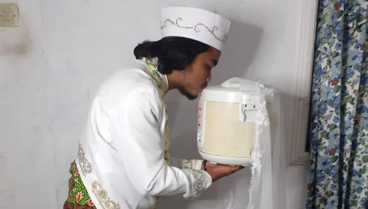 Indonezyjczyk poślubił... garnek. W ten sposób walczy ze stereotypami na temat kobiet