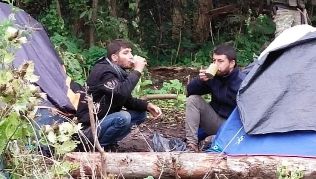 Usnarz Górny: migranci nadal koczują na granicy. Ze służbami Łukaszenki rozmawiają... po rosyjsku