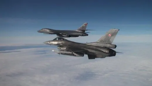 Polscy piloci F16 eskortowali przelot bombowców USA