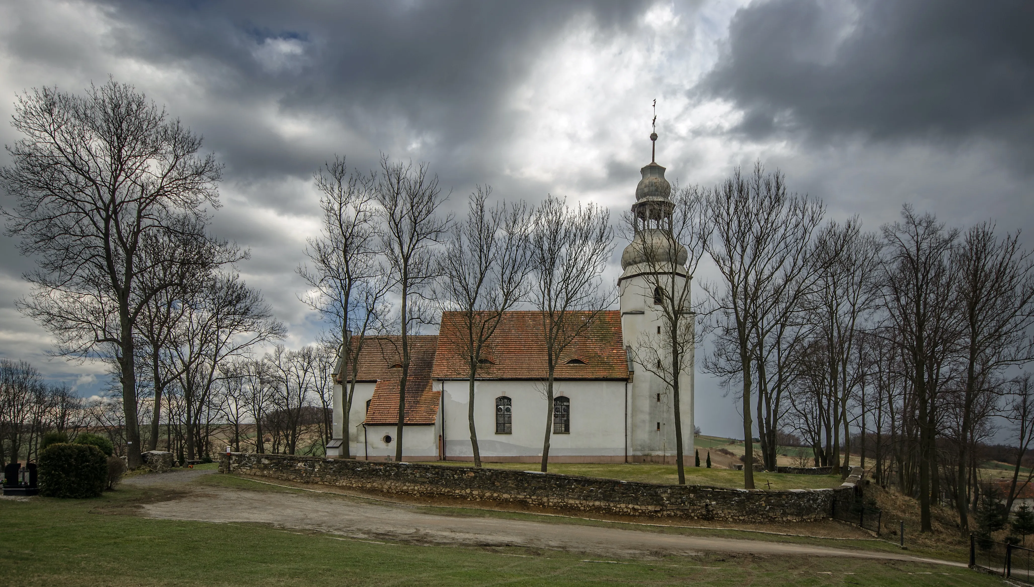 Makabryczne odkrycie na Dolnym Śląsku. Przy plebanii znaleziono zwłoki księdza