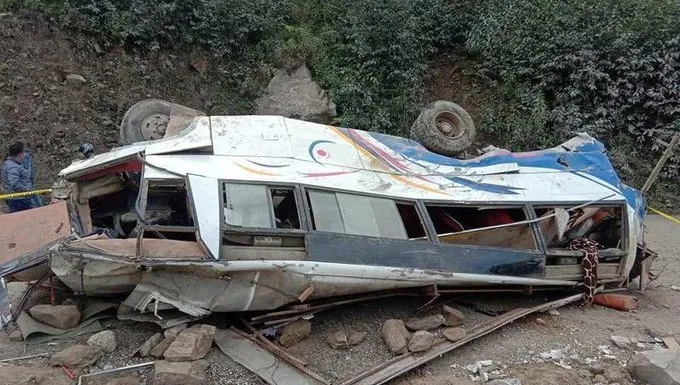 Autobus spadł w 300 metrowy wąwóz. Nie żyje ponad 30 osób