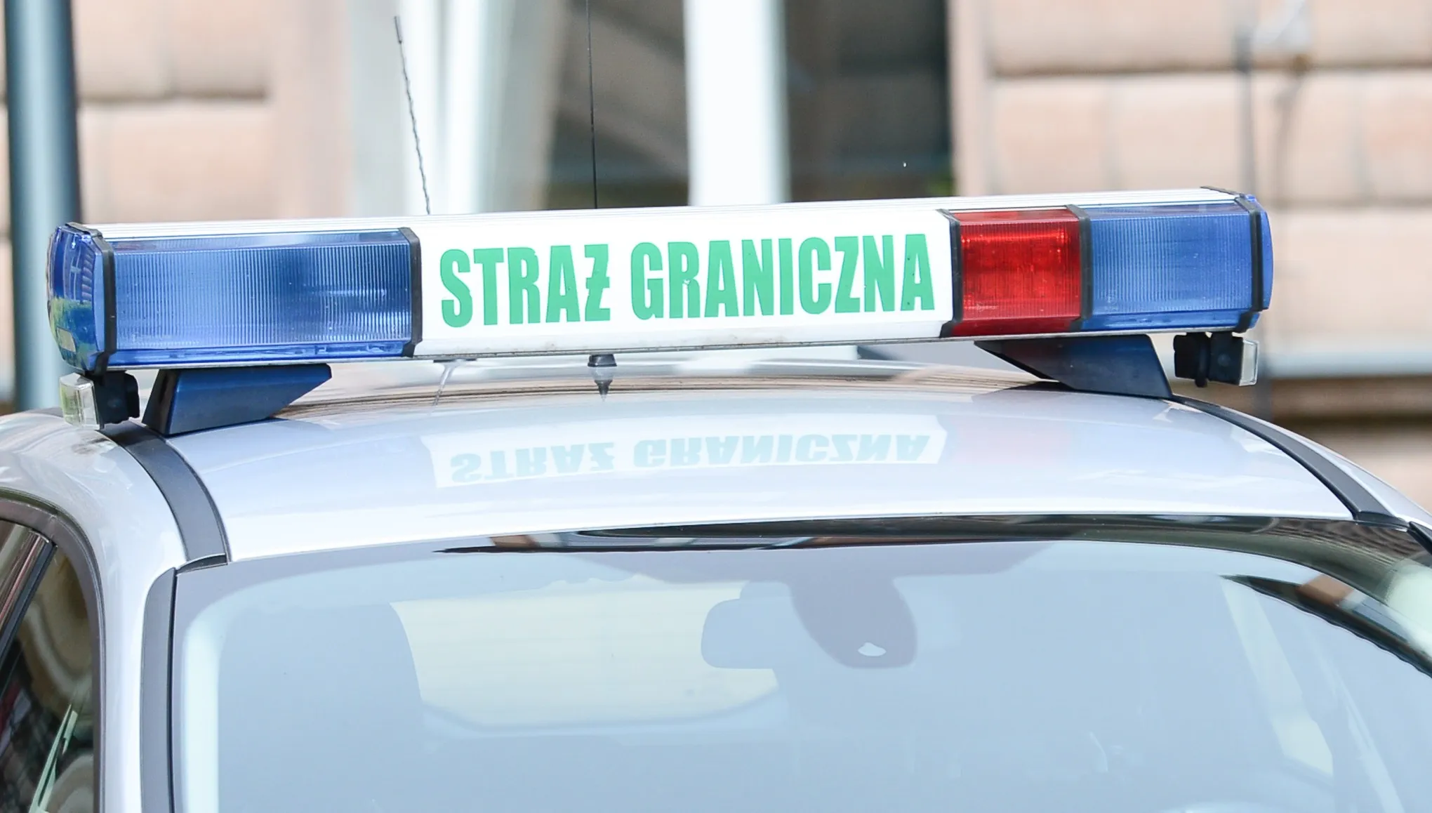 W samochodzie przewoził... 36 nielegalnych migrantów z Iraku. Polak wpadł na stacji benzynowej