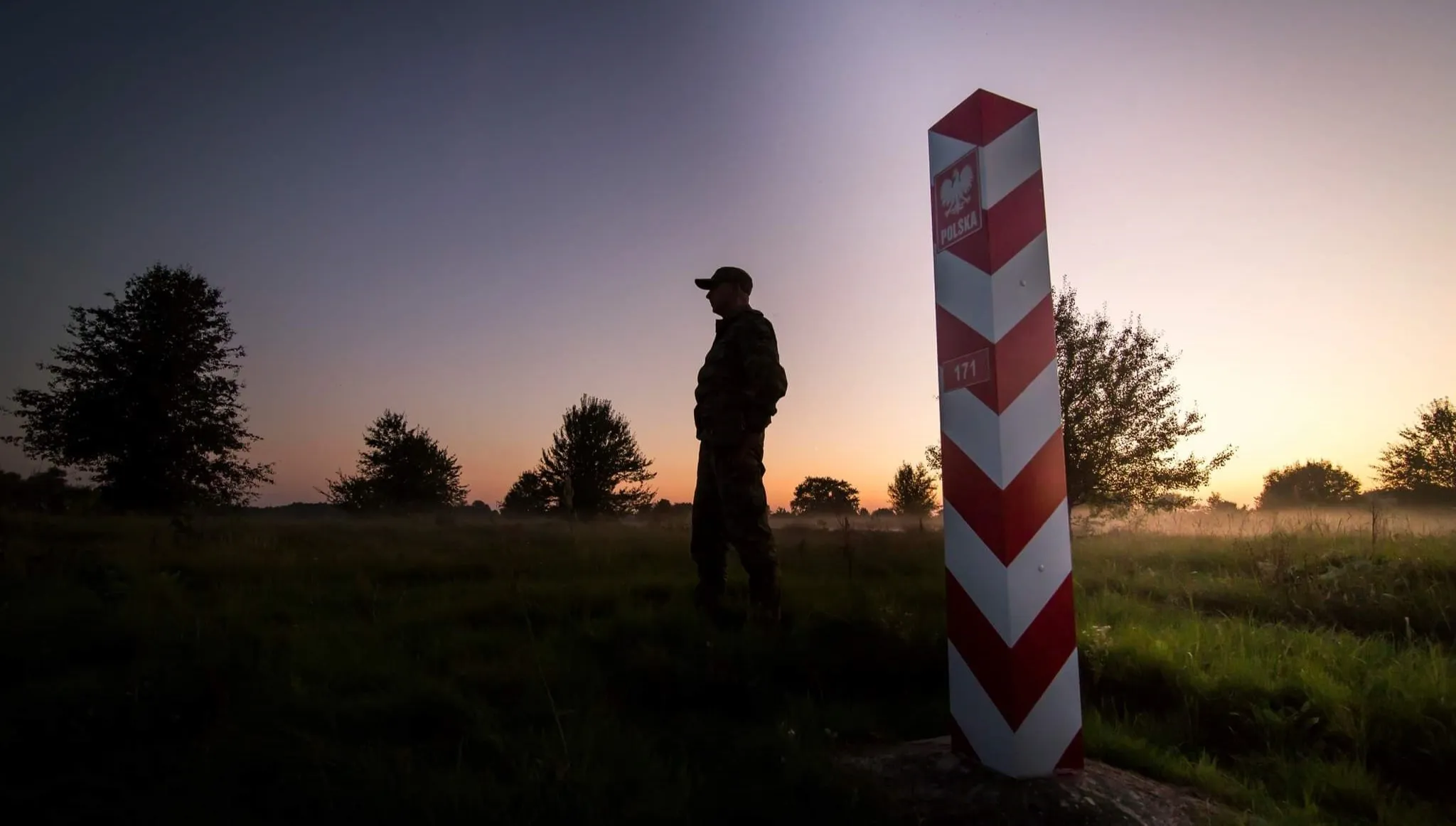 Pod osłoną nocy chcieli przedrzeć się do Polski. Straż Graniczna i wojsko zatrzymały grupę 70 migrantów